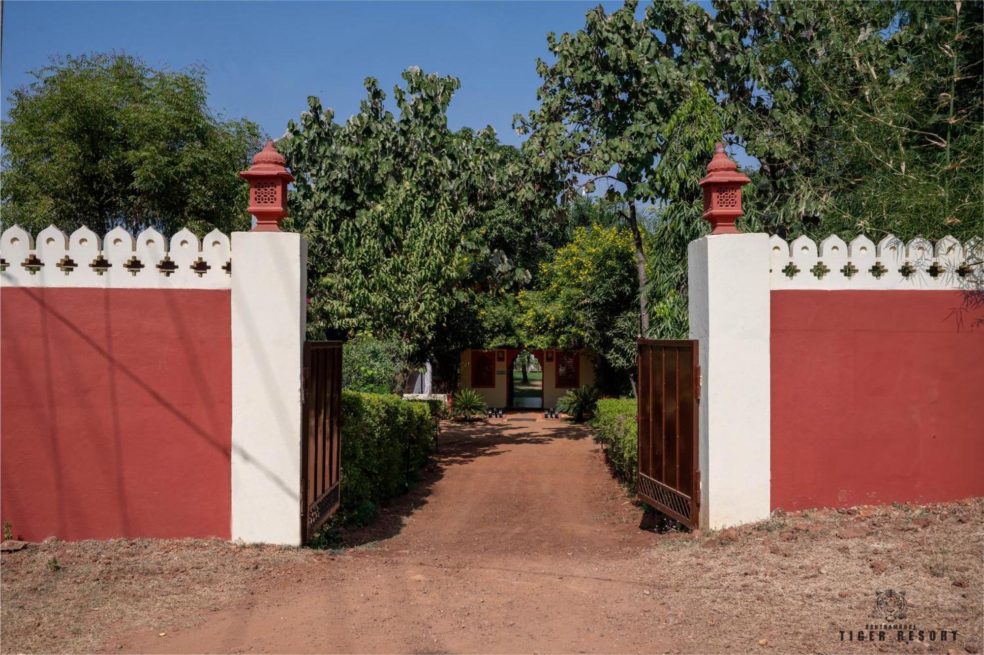 Ranthambore Tiger Resort ซาวาย มาโดปูร์ ภายนอก รูปภาพ